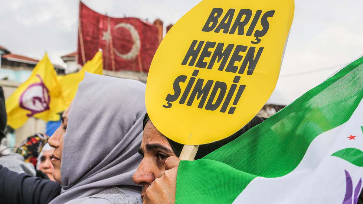 Cafer Solgun #P24Blog'da yazdı:

Suyun akışı ya da meramı barış olmak

“Bu bazısı “solcu”, bazısı “gazeteci”, bazısı entel-dantel görünümlü patolojik tiplerin gözünde Kürtler, AKP’ye karşı muhalefetin “kitlesi” olmalı. Kendi başına bir siyaseti, duruşu ve tavrı olmamalı.