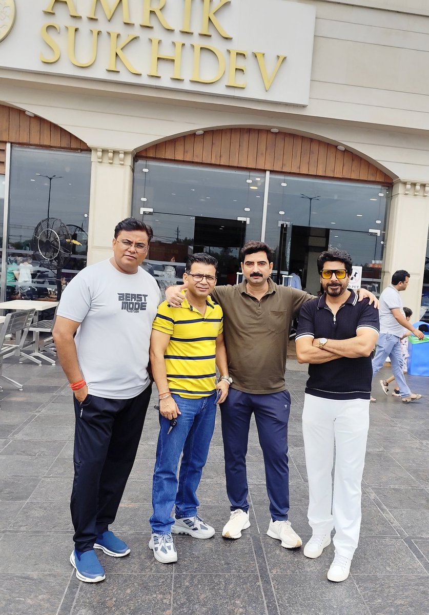 ravibhadoria's tweet photo. भाइयों के साथ मुरथल के पंराठे....
32 सालों की दोस्ती है, प्यार न कभी कम हुआ और न होगा। #Murthal #AmrikSukhdev https://t.co/ZlyH3HS3Tv