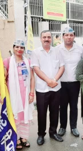 PoonamLohiaAap's tweet photo. दिल्ली प्रदेश अध्यक्ष #ओबीसीमोर्चा @AAPDelhi पूर्व चेयरमैन अन्य पिछड़ा वर्ग आयोग दिल्ली सरकार (OBC commission Delhi government) मृदुभाषी, मिलनसार, आदरणीय @dedhahariom जी को जन्मदिन की अनंत शुभकामनाएं 🎂💐
@ArvindKejriwal 
@msisodia 
@AamAadmiParty 
@Saurabh_MLAgk https://t.co/aNJhS1wwC2