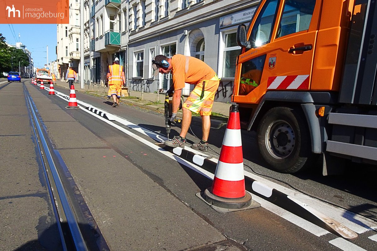 Mehr Schutz für 🚲 auf der Großen Diesdorfer Straße 

Zwischen Adelheidring und Arndtstraße wurden neue Fahrbahnmarkierungen aufgetragen &amp; markante Leitschwellen installiert, um den neuen Radfahrstreifen baulich zu sichern.

📸 LH MD