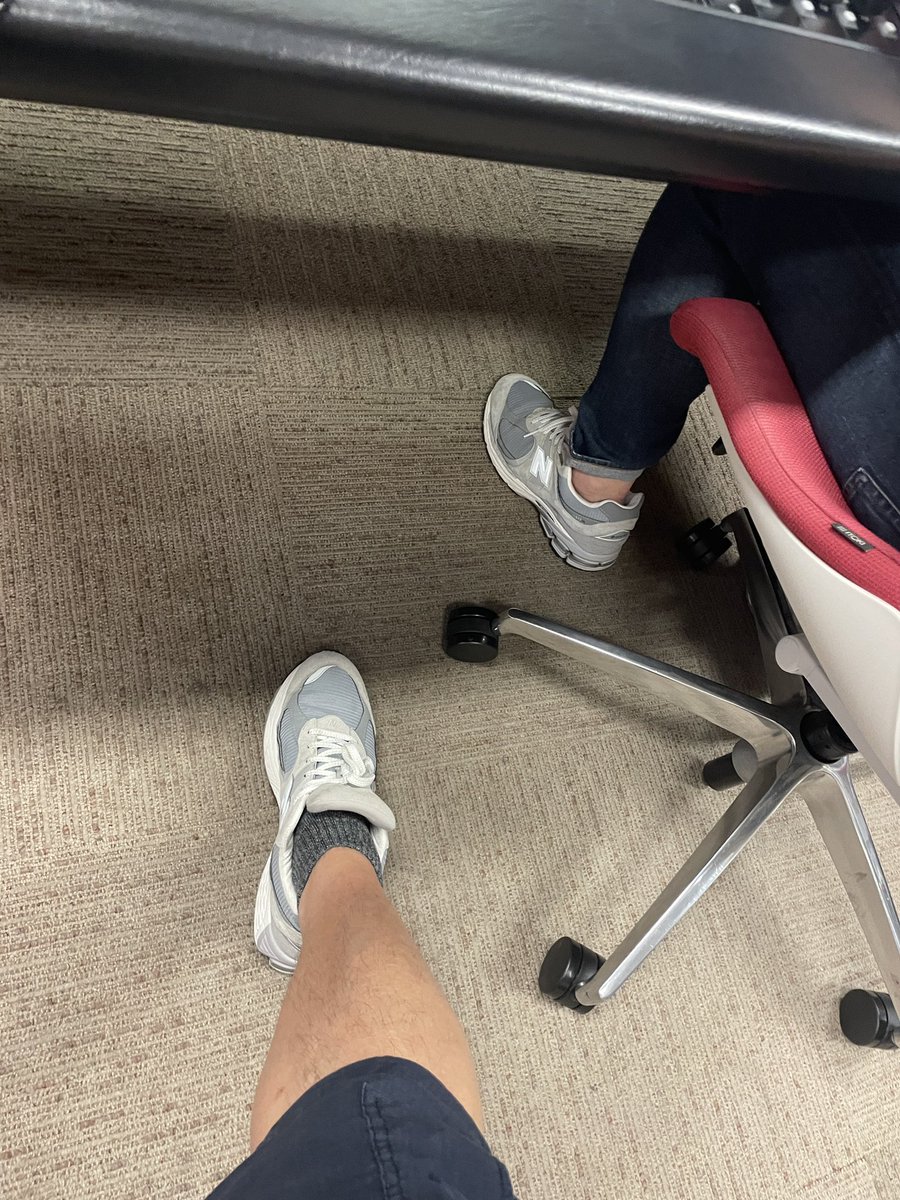 gyoku19's tweet photo. 靴がダブるという奇跡!#newbalance #m2002 https://t.co/KHsnnY77xn