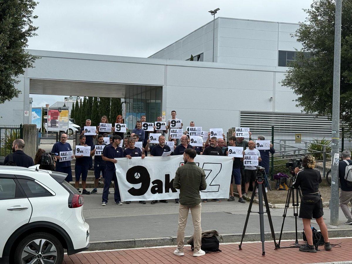 🔴CCOO hace público su compromiso de NO FIRMAR UN CONVENIO CON EL MODELO DE TRABAJO DE 9 HORAS en la concentración de ayer.

🔴Firmes por un empleo más justo en Mercedes Benz, LE PESE A QUIEN LE PESE

▪️Atzera pausurik ez!
▪️Lan duina Gasteizko MERCEDESen!