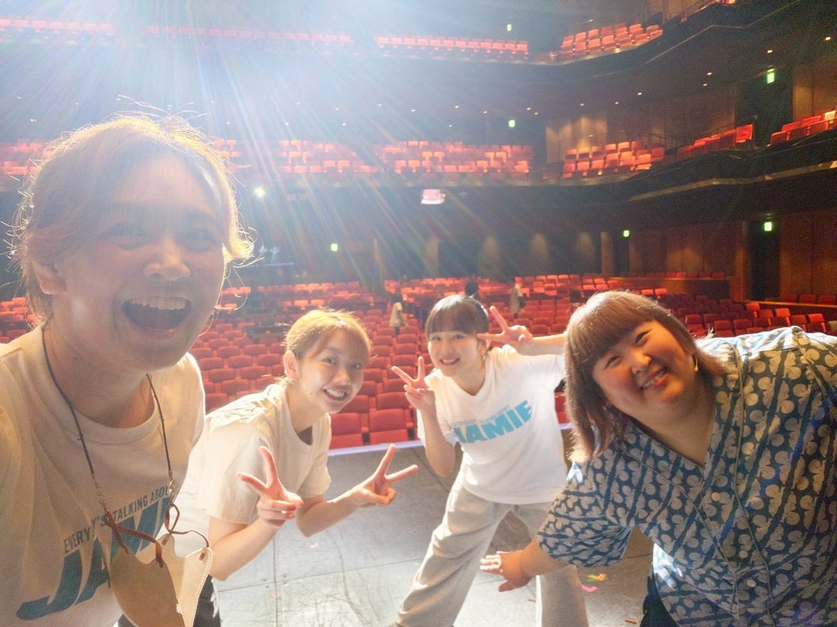 大阪開幕🫶
新歌舞伎座にて♪
Wヘッジ先生&amp;ヴィッキーと！

お待ちしております👠
#ジェイミーミュージカル