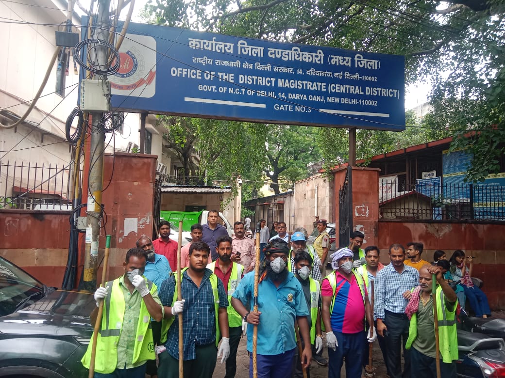 DMCentralDelhi's tweet photo. As a part of Swachhta Drive launched by Delhi Govt, a cleanliness exercise has been undertaken in the office of DM Central in coordination with MCD Central Zone .#swachhatapakhwada #swachhbharat https://t.co/VsdAX2B7ms