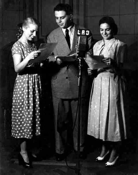 #Estupidiario: Antología del gazapo en la #radio

▶️"COLADAS" AL SERVICIO DEL PÚBLICO 

Otro aspecto destacado de la función social de la radio es el de la denuncia de los hechos o situaciones que repercuten negativamente en los ciudadanos. Así se comprende la reacción cívica que