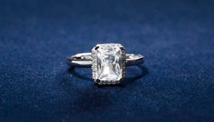 TycoonStoryCo's tweet image. Two diamonds. Same size. One costs $5,000, the other $15,000.
The secret? Cut, Color, Clarity, Carat – the 4 Cs that determine value.
Here’s how to avoid overpaying 👉tycoonstory.com/a-complete-gui…

#diamondgrading #luxuryjewelry #engagementrings #diamondguide #smartshopping