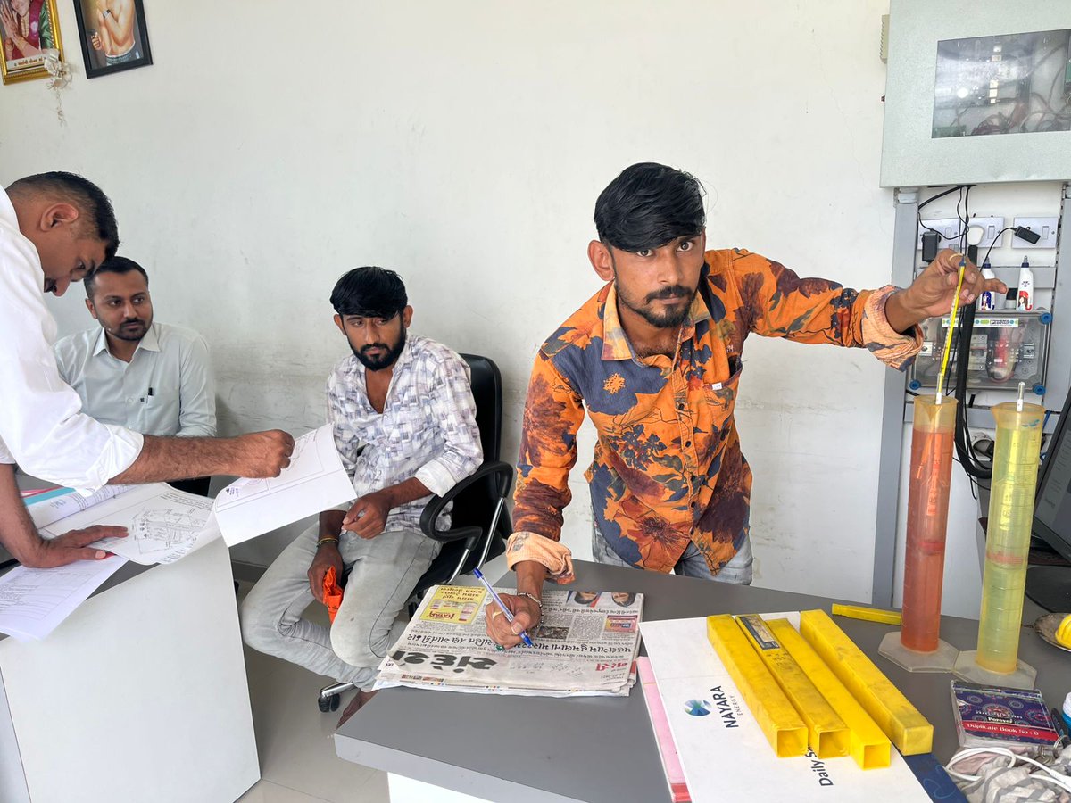 વિંછીયા તાલુકાના મોઢુકા ગામે પેટ્રોલ પંપની આકસ્મિક તપાસણી કરી પરવાના, ડિપ સાથે સ્ટોક વેરીફિકેશન, તોલમાપ કેલિબ્રેશન, ઘનતાની ચકાસણી કરી, ફાયર સેફ્ટી તથા જરૂરી સગવડો અંગે સુચના આપી.  <a href="/CMOGuj/">CMO Gujarat</a> <a href="/InfoGujarat/">Gujarat Information</a> <a href="/CollectorRjt/">Collector Rajkot</a>