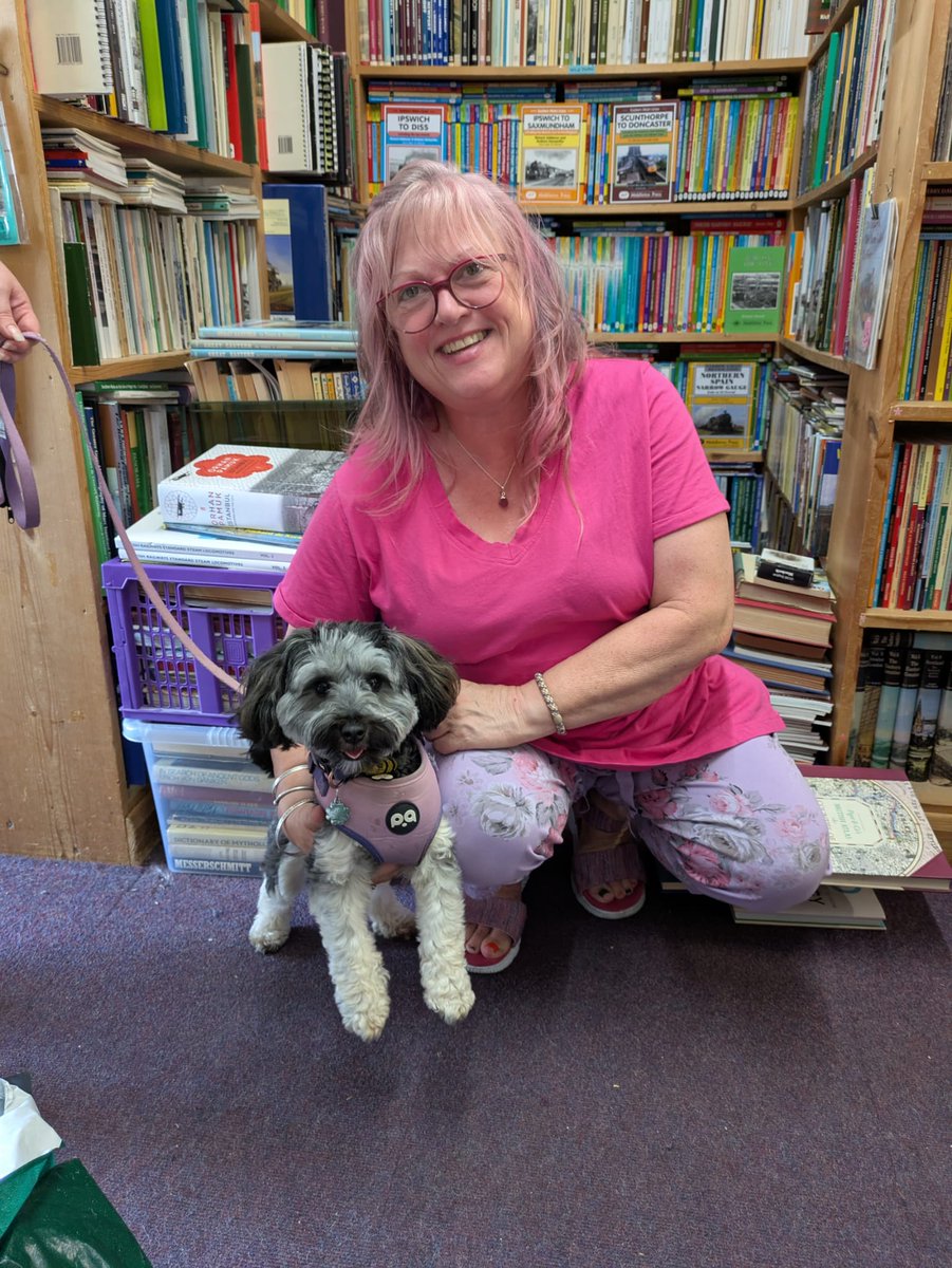 I had a smashing day yest helping out at <a href="/Bottbooks/">TreasureChest Books</a> (Treasure Chest Books) in #Felixstowe I met lots lovely people and bookshop dogs 😁
I am back there again #Saturday so pop in and have a look around 👋

#shoplocal
#SupportIndieBookshops
#BookshopDogs
#SecondhandBooks
#Books