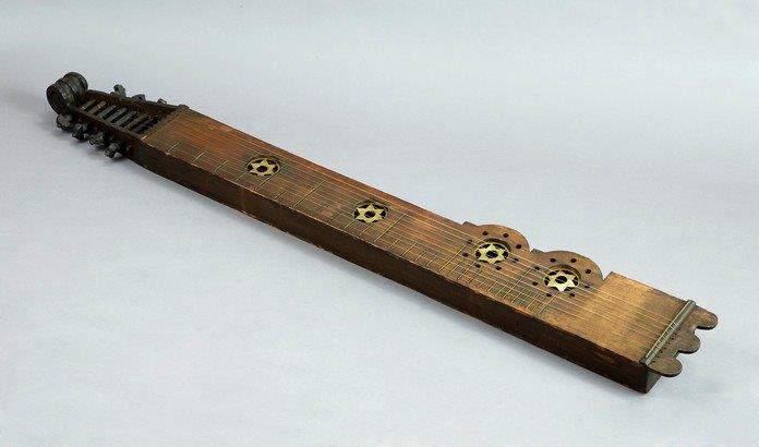 🔦 In the spotlight at MIM Brussels: the Ypres hommel - a 17th-century dulcimer, lost in WWI and played with a crow’s feather (!).
🎧 Learn more: tinyurl.com/m3nma3hp
#MIMBrussels #EarlyMusic #MusicHistory #InTheSpotlight