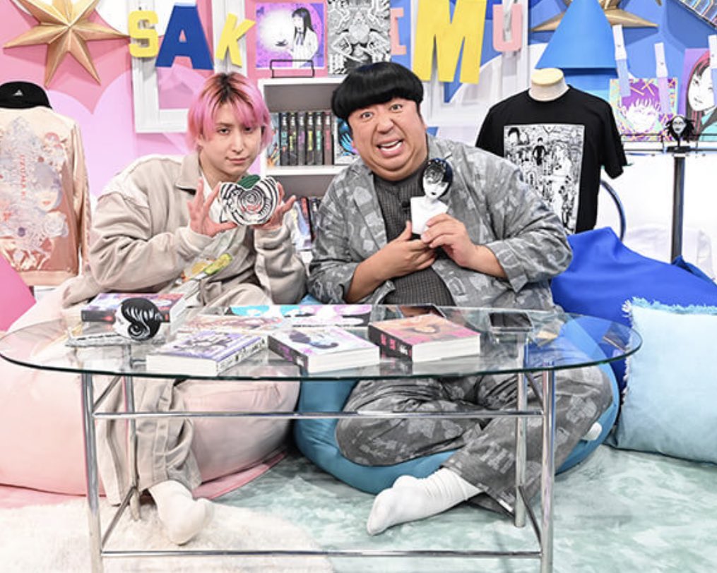 明日の『サクサクヒムヒム』（日本テレビ）はホラー漫画界の奇才、伊藤潤二先生ですよ！

なんと番組内でUNBOX制作ソフビが登場しています🤩
嬉しい！！！

佐久間さんと日村さんはどんな反応するのかな？？おしつじさん達とどんなトークが繰り広げられるのかな？？
とても楽しみです！！