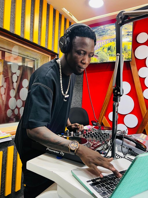 933 KFM (@933kfm) on Twitter photo Live, loud, and legendary. <a href="/kikilikomanda/">Dj Miracle</a> in the house on #KDrive with <a href="/Yaddah_411/">Yaddah Wanjiku</a> & @Emeka_Ug dropping heat and shaking the streets.
Listen live ; kfm.co.ug/?utm_medium=so…
Follow WhatsApp channel; whatsapp.com/channel/0029Va… Live, loud, and legendary. <a href="/kikilikomanda/">Dj Miracle</a> in the house on #KDrive with <a href="/Yaddah_411/">Yaddah Wanjiku</a> & @Emeka_Ug dropping heat and shaking the streets.
Listen live ; kfm.co.ug/?utm_medium=so…
Follow WhatsApp channel; whatsapp.com/channel/0029Va…