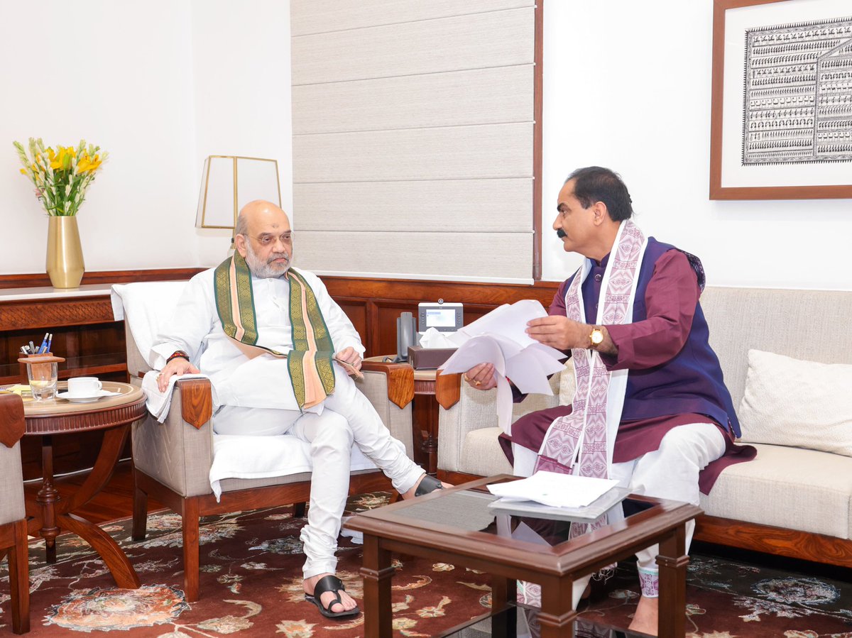 आज देश के यशस्वी गृह एवं सहकारिता मंत्री आदरणीय श्री <a href="/AmitShah/">Amit Shah</a> जी से संसद भवन स्थित उनके कार्यालय में आत्मीय मुलाकात कर मिथिला परंपरानुसार पाग,चादर एवं मखान माला से स्नेहिल स्वागत किया।

माननीय मंत्री महोदय के कर कमलों से दिनांक 08- 08-2025 को मिथिला की पुण्यभूमि एवं माँ सीता की