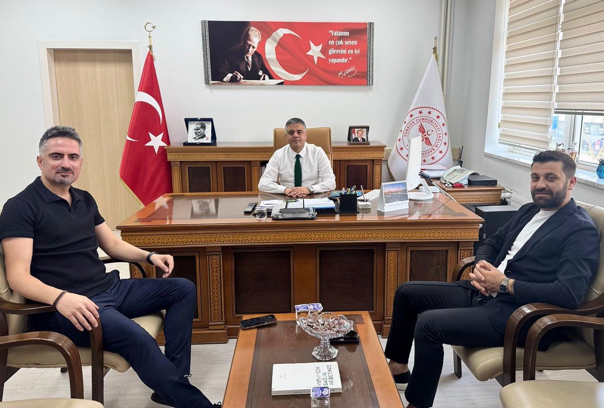 Kulüp Başkanımız Rıdvan Aşar ve yöneticimiz Nurettin Kılınç, Mardin İl Sağlık Müdürü Dr. Saffet Yavuz’u makamında ziyaret etti. 

Nazik ev sahipliği ve desteklerinden dolayı kendisine teşekkür ederiz.