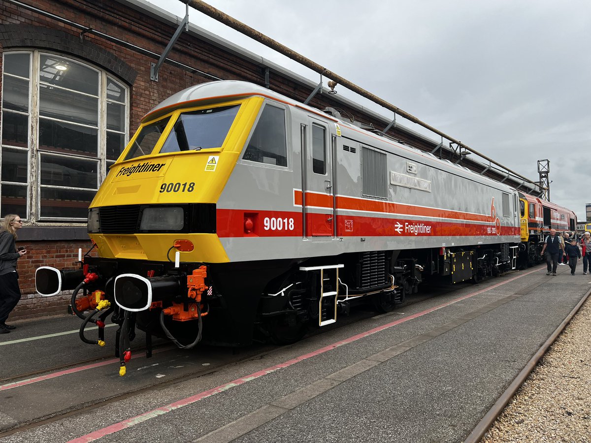 railcamlive's tweet image. So what have we seen so far? Well the answer is LOTS! 

Here is a random pick of 4 of the many locomotives on display at The Greatest Gathering.

📸#Class56 56045 (56301) courtesy of @DCRailOfficial &amp;amp; @CappaghGroup 
📸#Class50 50049 ‘Defiance’ courtesy of @thefiftyfund…