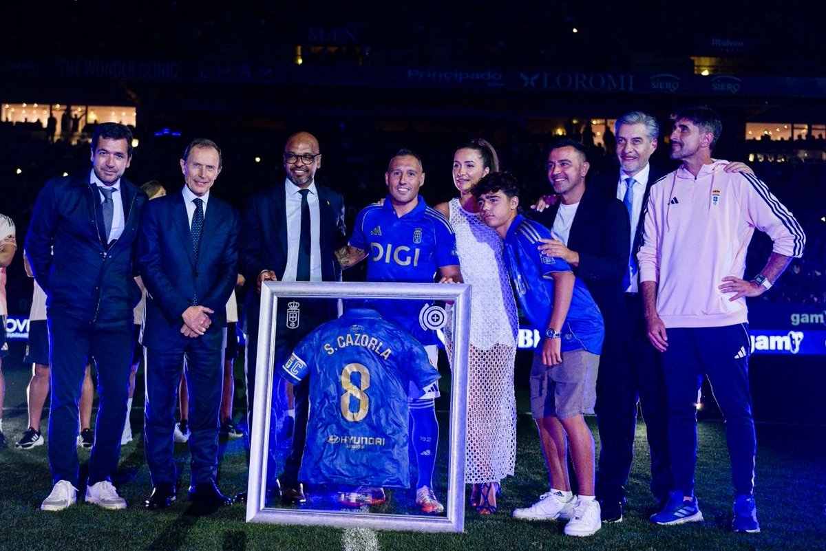Villarreal CF (@villarrealcf) on Twitter photo ¡Un honor estar presentes en un bonito homenaje a un futbolista único!
¡Magia eterna, <a href="/19SCazorla/">Santi Cazorla</a> 💛💙! ¡Un honor estar presentes en un bonito homenaje a un futbolista único!
¡Magia eterna, <a href="/19SCazorla/">Santi Cazorla</a> 💛💙!