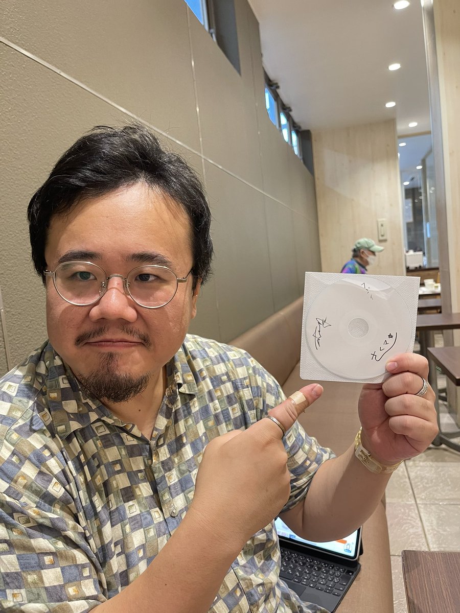 いよいよ明日Twin Falls6️⃣だよ( ◠‿◠ )🫰みんな準備はいいかー⁉️茄子🍆でシングルCD💿「ギブソン」を作りました🎸‼️入場者特典としてみなさんに差し上げます🎁もらってくれよナ…( ◠‿◠ )限定1️⃣0️⃣0️⃣枚だヨ‼️少しだけサインしたよ✍️( ◠‿◠ )サイン当たったらいいことあるかもね……( ◠‿◠ )💞
