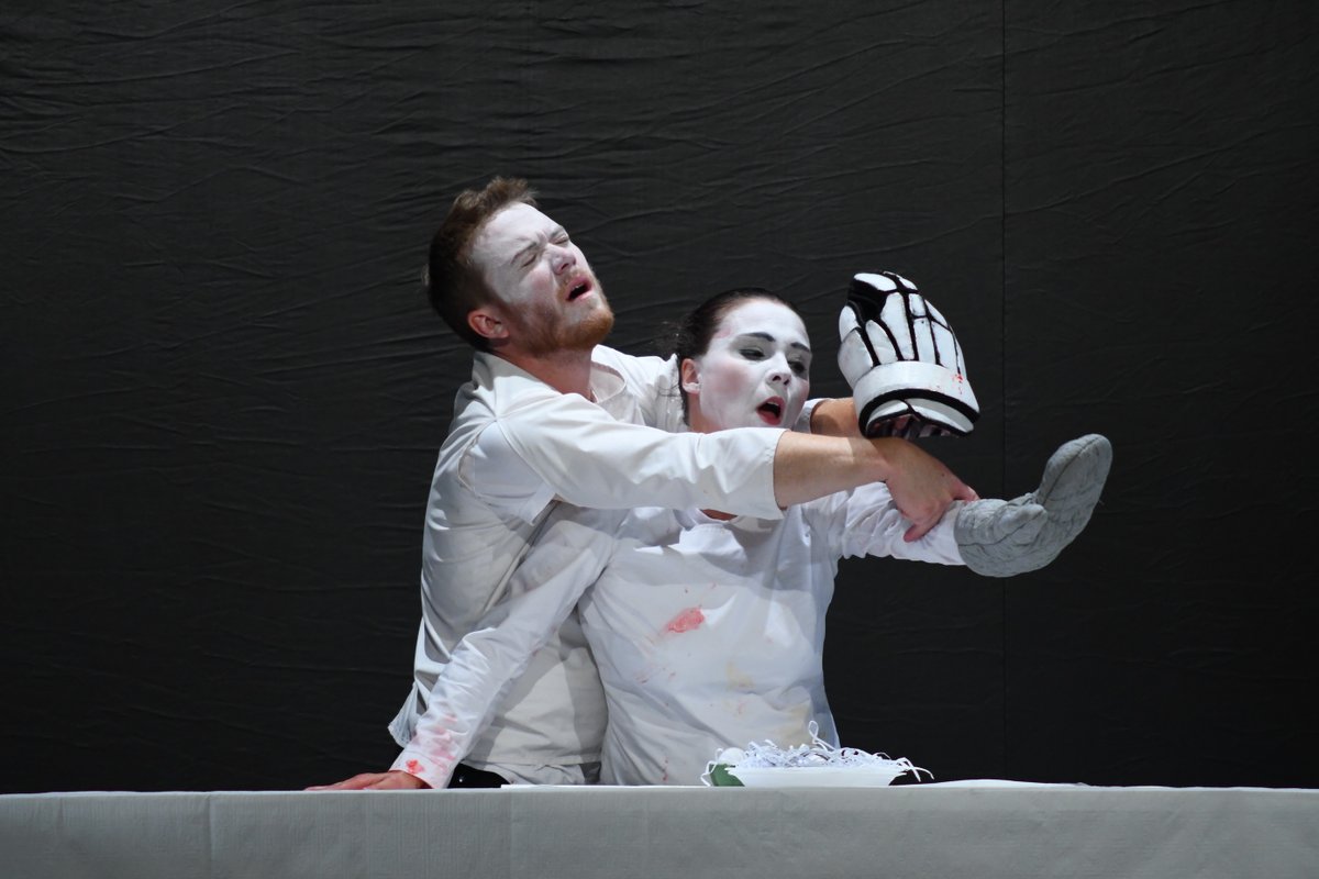 🪶’Macbeth Muet’ de La Fille Du Laitier, deconstruye por completo el texto original, condensa escenas en un solo vistazo. 

📅15 y 16 nov
📍@teatroscanal
➡️c.madrid/erwbs

#MadridesCultura #festivalotono