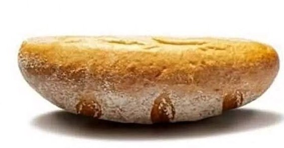 J’ai un très lointain souvenir de la nonna (très superstitieuse) qui se fachait très fort lorsqu’elle trouvait le pain à l’envers sur la table 😡
Savez-vous pourquoi (du moins selon elle) ? 😉
