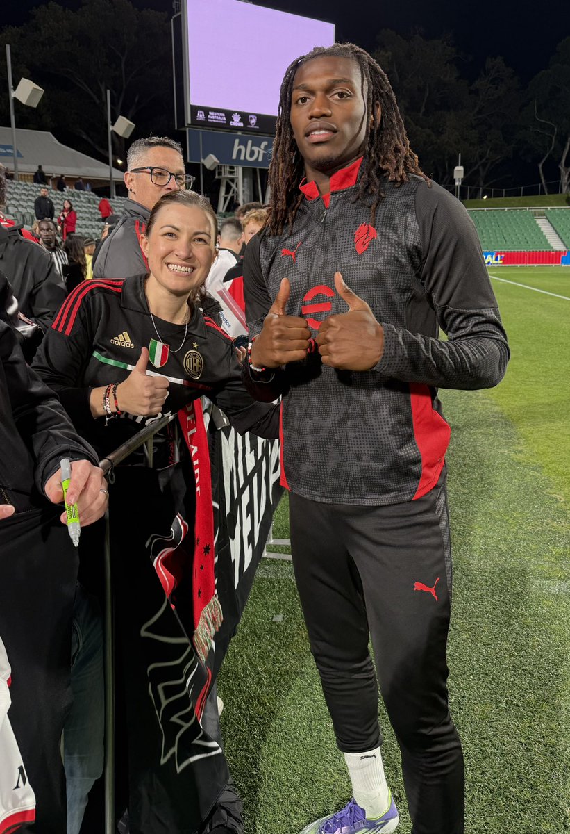 AlanaRose_C's tweet photo. Incredible experience to have this iconic club in Australia again. GRAZIE @acmilan!!! ❤️🖤 https://t.co/PQhtWpafIi