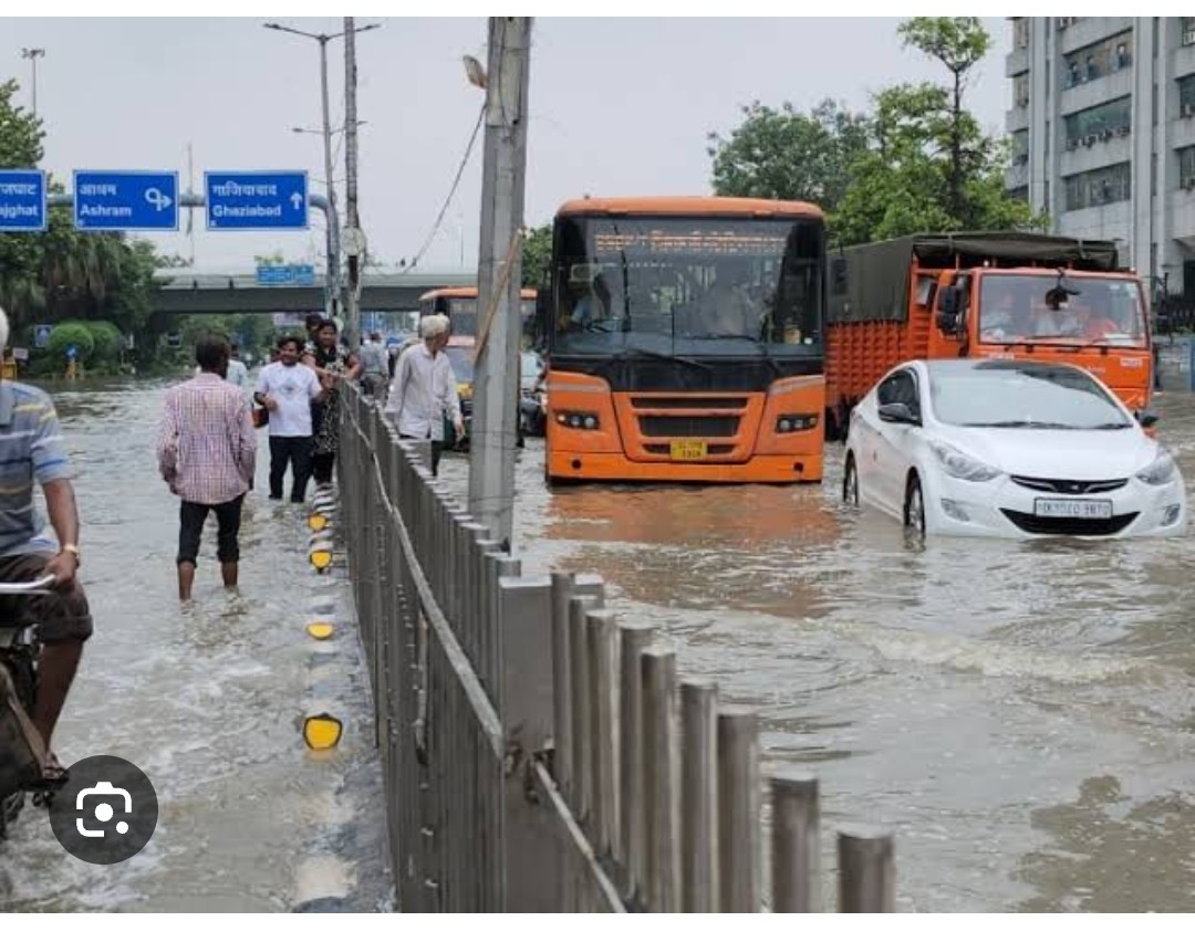 दिल्ली में बीजेपी सरकार बनते ही  मिल गई पानी से निजात। अब दिल्ली में पानी भराव से मिल गया मुक्ति।