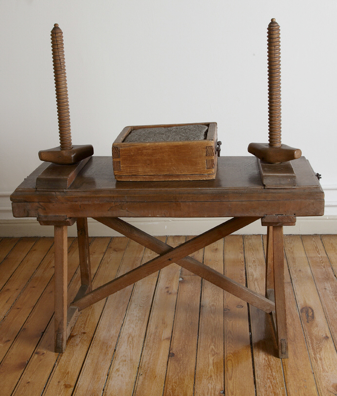 👚En el siglo XIX, usaban una prensa de planchado como esta.

Aquí, los pasos en detalle:

1️⃣Retira el tablero superior y coloca la ropa húmeda plegada.

2️⃣Ponlo de nuevo y añade una piedra de granito para ejercer presión.

3️⃣Espera 12 horas ¡y ya estaría seca, alisada y plegada!