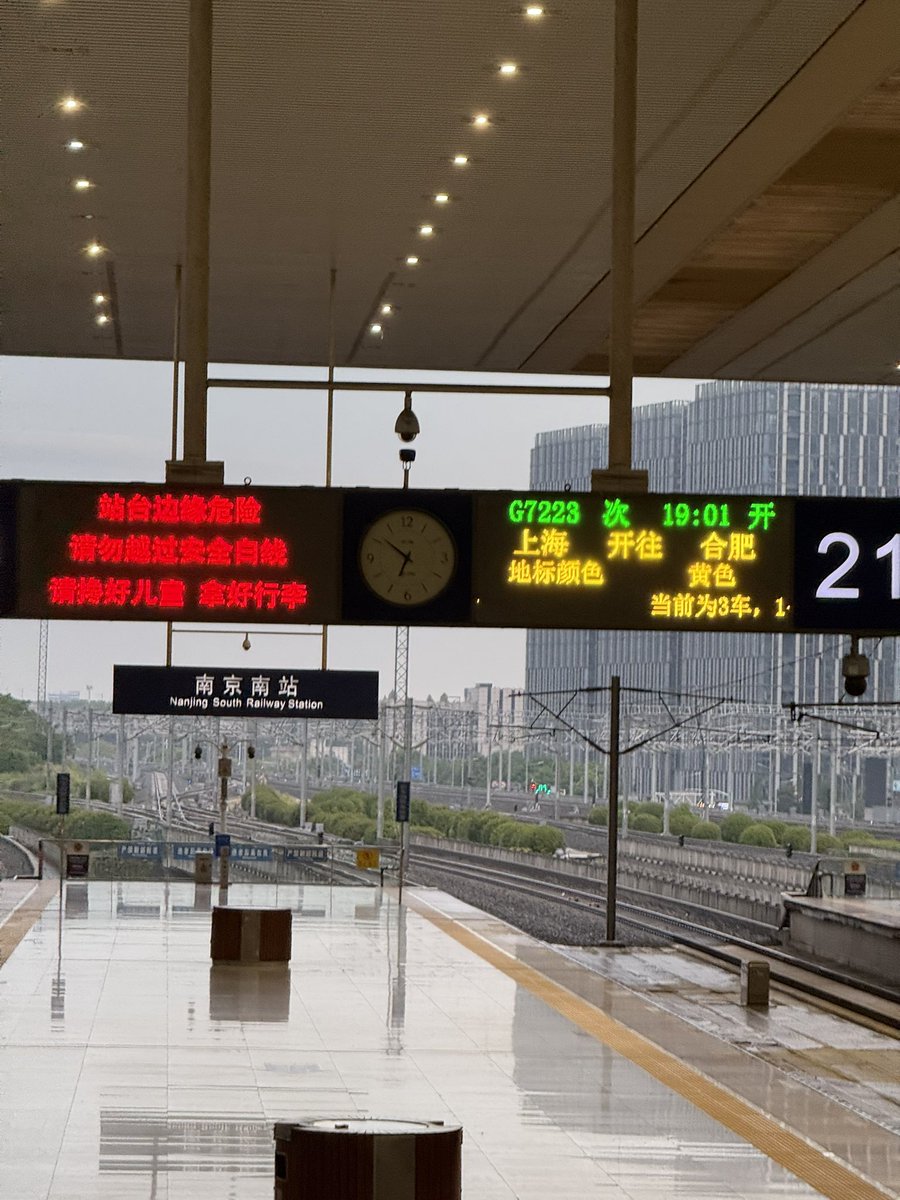 2SeeTheW0rld's tweet photo. 闪现，搞点烤鸭，咸水鸭尝尝。当然鸭血粉丝汤不能少。 https://t.co/ZDjI4w9HBX