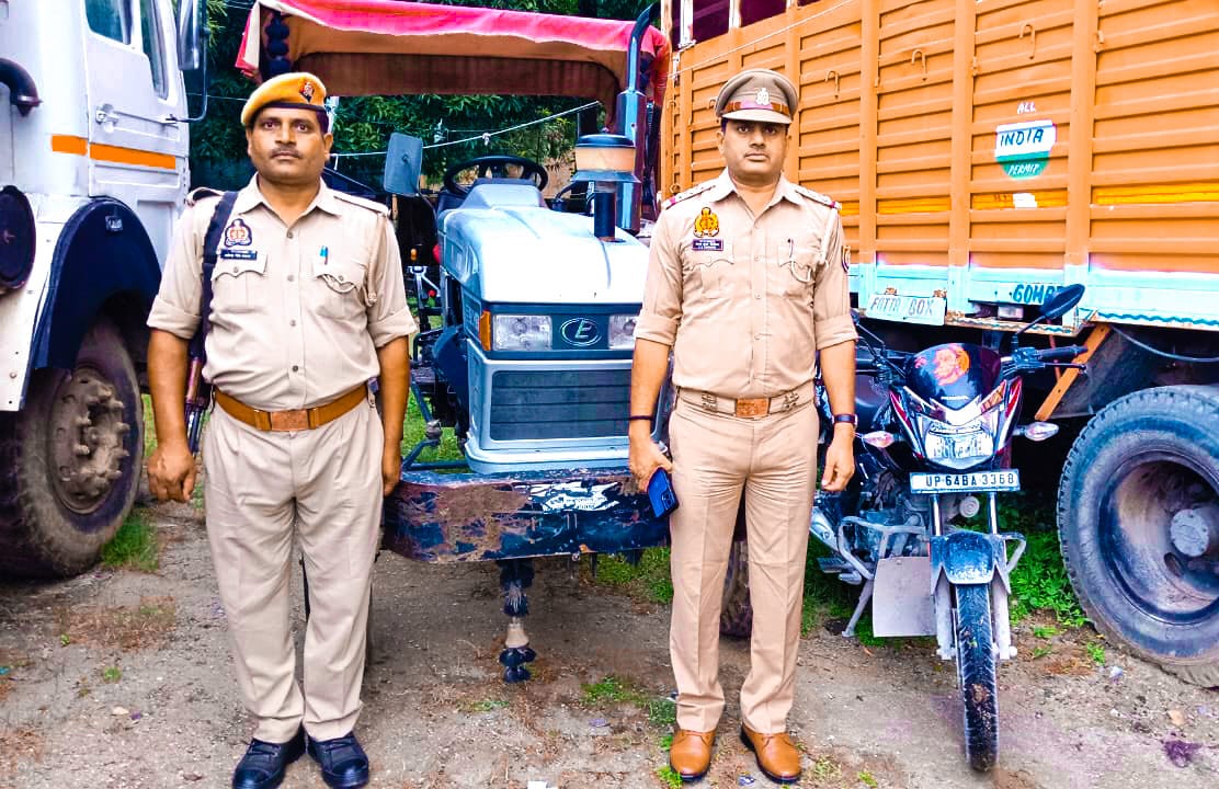 थाना चोपन पुलिस द्वारा गैंगेस्टर एक्ट की धारा 14(1) के अन्तर्गत वाहन संख्या UP64AH5535 ट्रैक्टर व वाहन संख्या- UP64BA3368  मोटर साइकिल जिसकी मूल्यांकन मे निर्धारित कीमत 03,35,000/- रुपये व वास्तविक/वर्तमान कीमत 03,75,000/- रुपये की चल सम्पत्ति को किया गया कुर्क/जब्त-