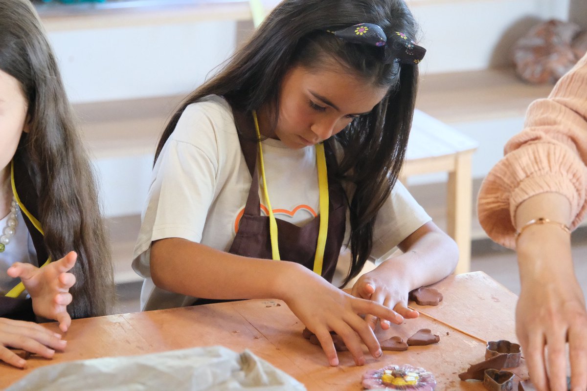 Tabiat Mektebimizde 5. Hafta! 🌿

Yazın en güzel günlerinde çocuklarımız hem doğayla iç içe eğleniyor, hem de yeni bilgiler öğrenmeye devam ediyor.
El becerileri, keşif dolu etkinlikler ve bol kahkahalı anlarla 5. haftamıza da dopdolu tamamladık!