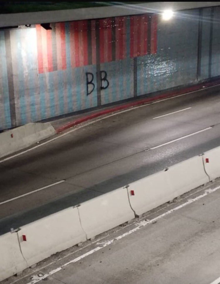 GeorgeArtwell's tweet photo. #ULTIMAHORA Vuelve a aparecer una misteriosa inscripción en una gran avenida de Venezuela con las dos letras #BB 🧐 ¿Que significará? ¿Cual será el mensaje?… oh wait!?👀 https://t.co/2ItvyDn4no
