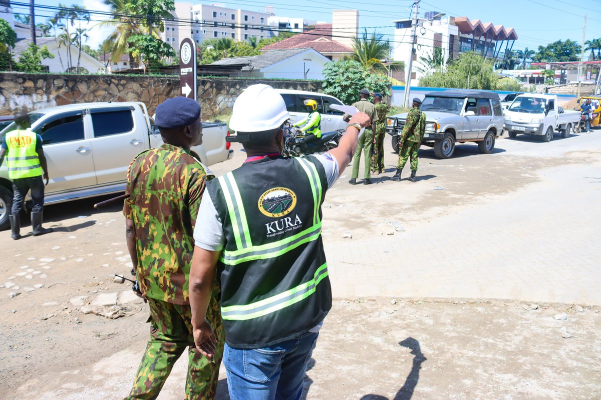 MohaJichoPevu's tweet photo. Pleased to commission the construction and rehabilitation of Links Road, Nyali- a vital road that was impassable during rainy seasons. 

With collaboration from KURA, we are determined to fix this road to improve accessibility and smooth passage for Mombasa residents. 

#HapaKaziTu