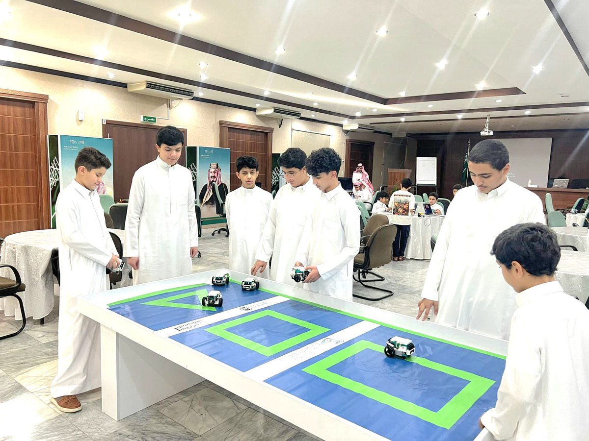 نفذ #تعليم_حائل  بالتعاون مع وزارة الاتصالات وتقنية المعلومات ممثلة بأكاديمية الروبوت دورات تدريبة لطلاب المرحلة المتوسطة والثانوية، وذلك ضمن مبادرة “صيفك ذكي” لمدة عشرة أيام، والتي تهدف لتمنية مهاراتهم التقنية والرقمية في مجالات الربوت والذكاء الاصطناعي.