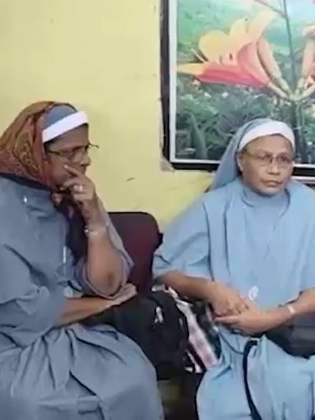 Catholic Arena (@catholicarena) on Twitter photo INDIA 
Two Catholic nuns have been ARRESTED in the latest anti Catholic DISGRACE in the country 
They face made up charges of 'forced conversion', a regular false charge made by Hindu extremists who regularly abuse and intimidate Christians under the same false charges INDIA 
Two Catholic nuns have been ARRESTED in the latest anti Catholic DISGRACE in the country 
They face made up charges of 'forced conversion', a regular false charge made by Hindu extremists who regularly abuse and intimidate Christians under the same false charges
