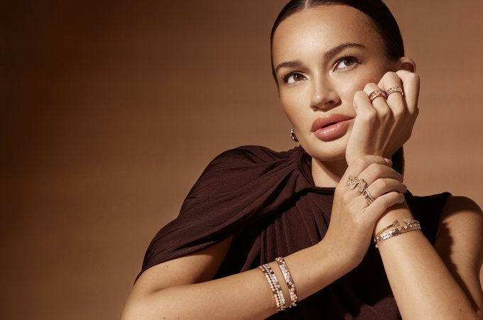 بريق إمبراطوري جلسة تصويرية حصرية ل هي بالتعاون مع دار المجوهرات الفاخرة CHAUMET، تحتفي بالفخامة والرقي في كل تفصيلة 
