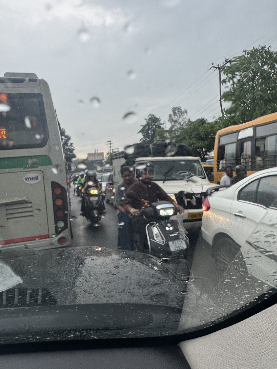 Huge traffic jam towards Vikasnagar from Dehradun <a href="/DehradunPolice/">Dehradun Police Uttarakhand</a>