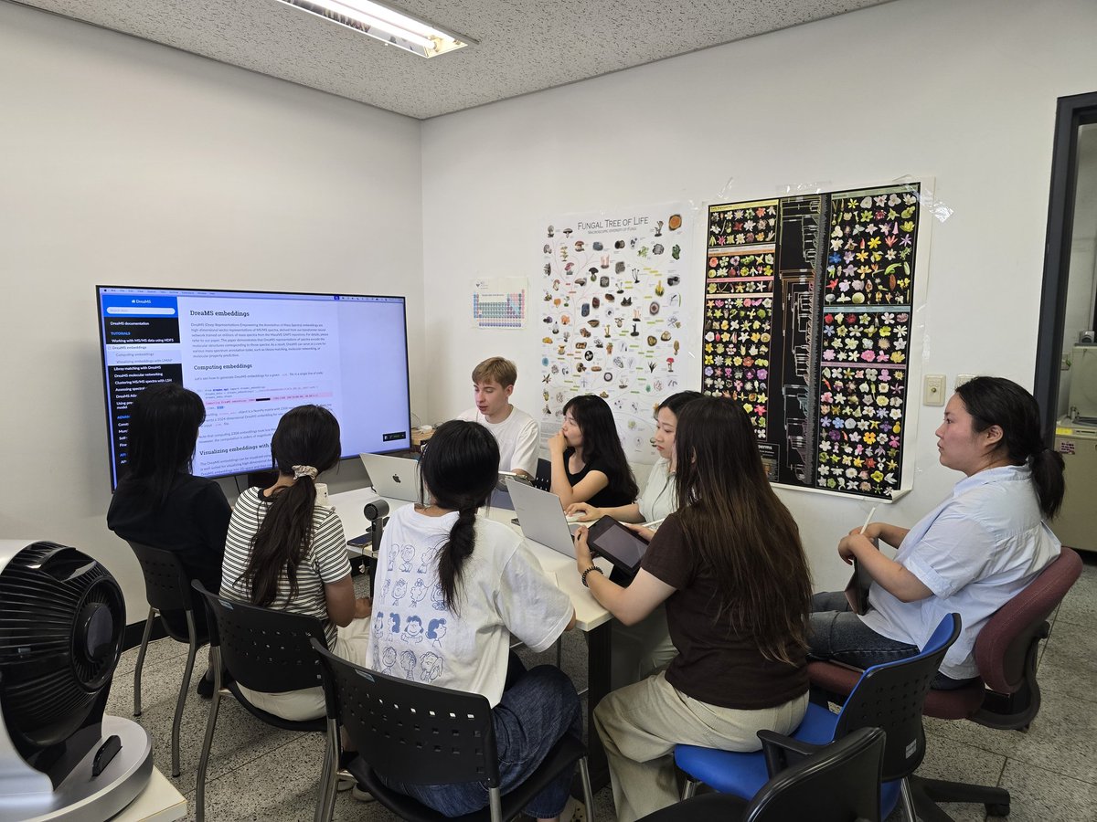 Yesterday Roman Bushuiev from <a href="/tomas_pluskal/">Tomáš Pluskal</a>'s lab visited our lab. He gave a seminar talk about his recent work on DreaMS (nature.com/articles/s4158…), and provided a hands-on training to my lab members. Looking forward to what we will discover using this awesome tool!