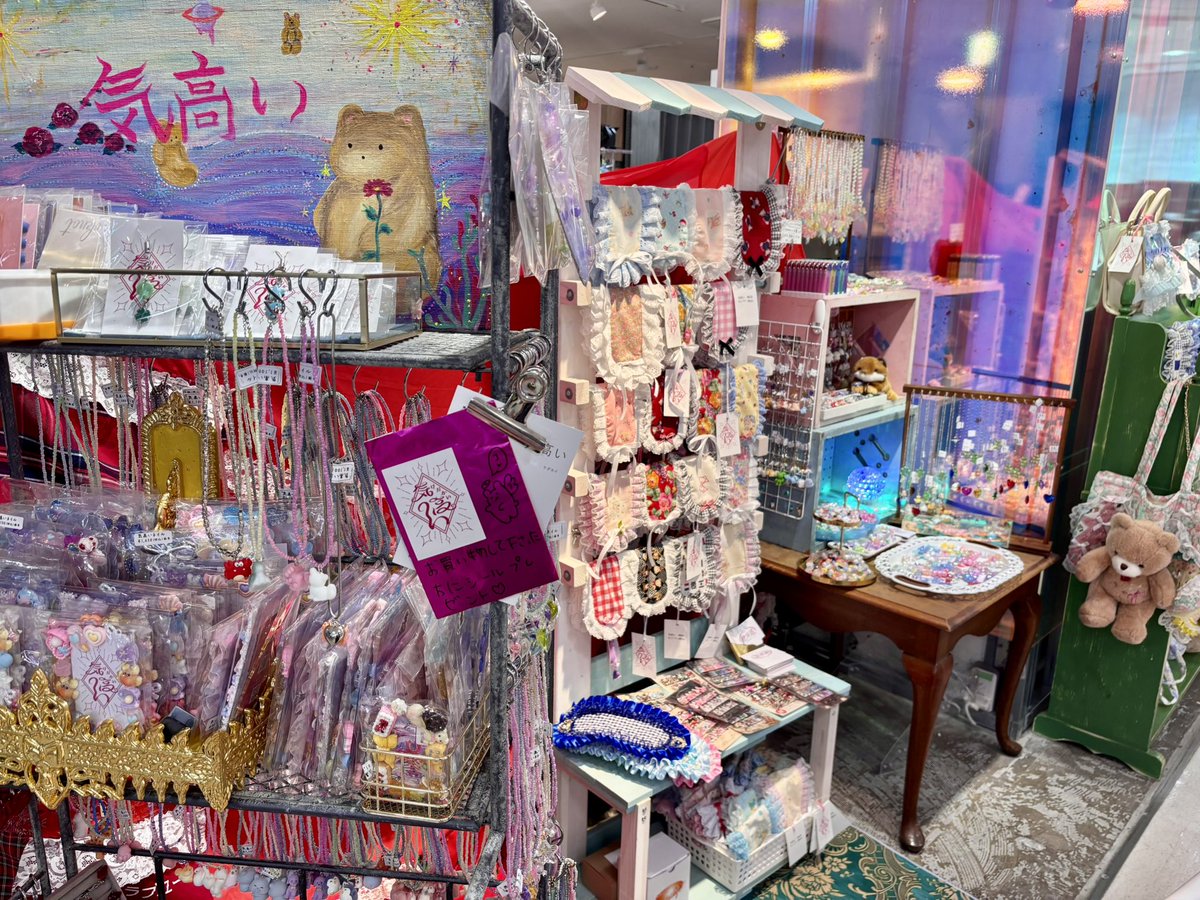 激レア★ラフォーレ原宿限定【KAWS x LAFORET 】グッズ4点セット！！ GxQ5BDPbwAAMbIK.jpg