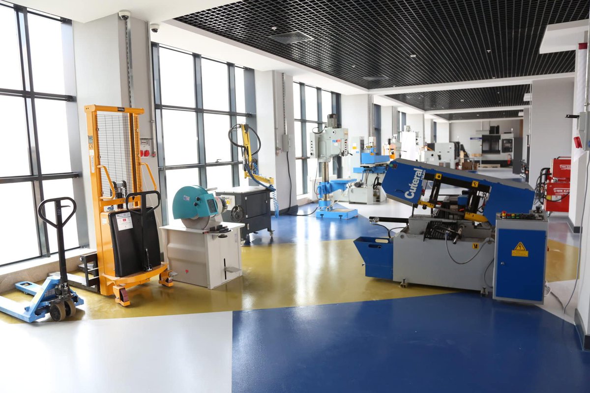 HKUEng's tweet photo. Bölümleri Tanıyoruz!🤩🧐

Makine Mühendisliği 🔧⚙️

Eğer hayallerini hareket, enerji, tasarım ve üretim süslüyorsa; makinelerin dilinden anlamak ve onları geleceğe taşımak istiyorsan bu bölüm tam sana göre! 🚀🙌

Daha fazla bilgi için 👉 https://t.co/JwOTUOw6oJ
#Tercih2025 https://t.co/2lLwY5okwP