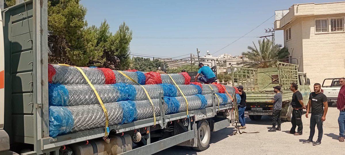 זה מטורף הפער בין התקצוב הקבוע של הרש"פ לאזרחים הערבים שעוסקים בכיבוש השטח - להתעלמות במקרה הטוב והתנכלות במקרה הרע של מדינת ישראל לחלוצי עמה.

תראו למשל את התמונות האלה מבקעת הירדן ודרום הר חברון. 
עוד חלוקה של משרד החקלאות הפלסטיני, אחת מיני מאות, של ציוד חקלאי לטובת תפיסת