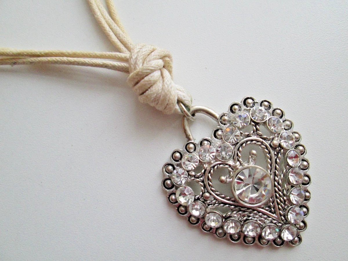 "River Island" Beautiful Clear Crystal Silver Choker Necklace on Cord Antique Look.
ebay.co.uk/itm/1467362694…