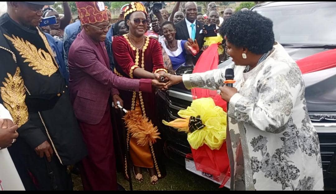 Voice of Lango 88fm (@voiceoflangofm) on Twitter photo #HappeningNow: Minister for Gender, Labour and Social Dev't (<a href="/Mglsd_UG/">Ministry of Gender, Labour and Social Development</a>) Hon. <a href="/BettyAmongiMP/">Hon Betty Amongi</a> has officially handed over keys the two new vehicles given to the Won Nyaci of Lango by the Government of Uganda, the Won Nyaci H.H Eng. Dr. Moses Michael Odongo Okune.
This is happening #HappeningNow: Minister for Gender, Labour and Social Dev't (<a href="/Mglsd_UG/">Ministry of Gender, Labour and Social Development</a>) Hon. <a href="/BettyAmongiMP/">Hon Betty Amongi</a> has officially handed over keys the two new vehicles given to the Won Nyaci of Lango by the Government of Uganda, the Won Nyaci H.H Eng. Dr. Moses Michael Odongo Okune.
This is happening