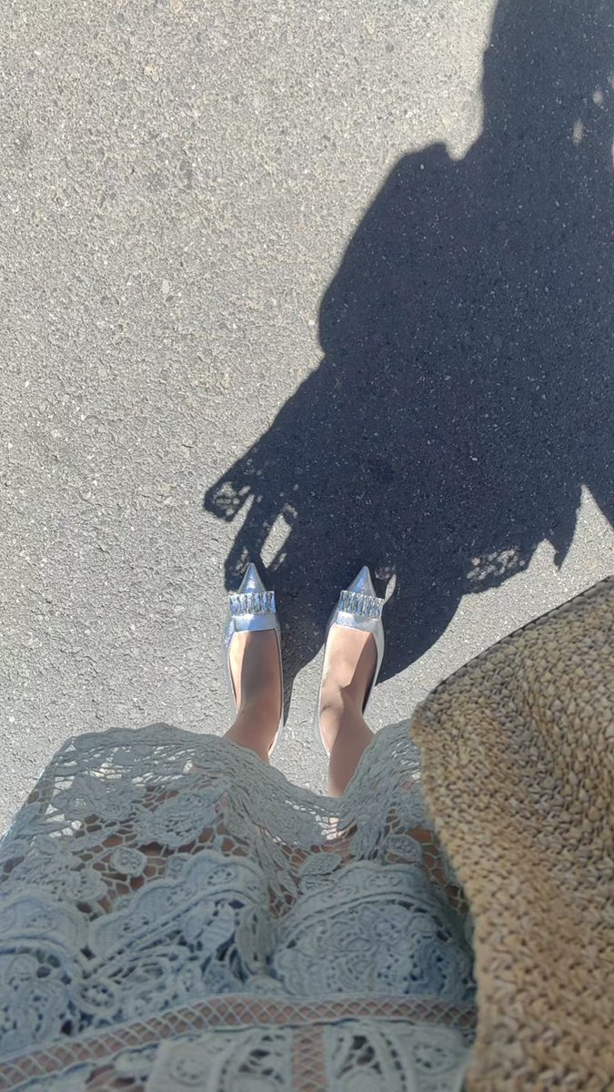 这雨说来就来，出门里边什么也没穿~裙子湿了会不会被看光光。。。