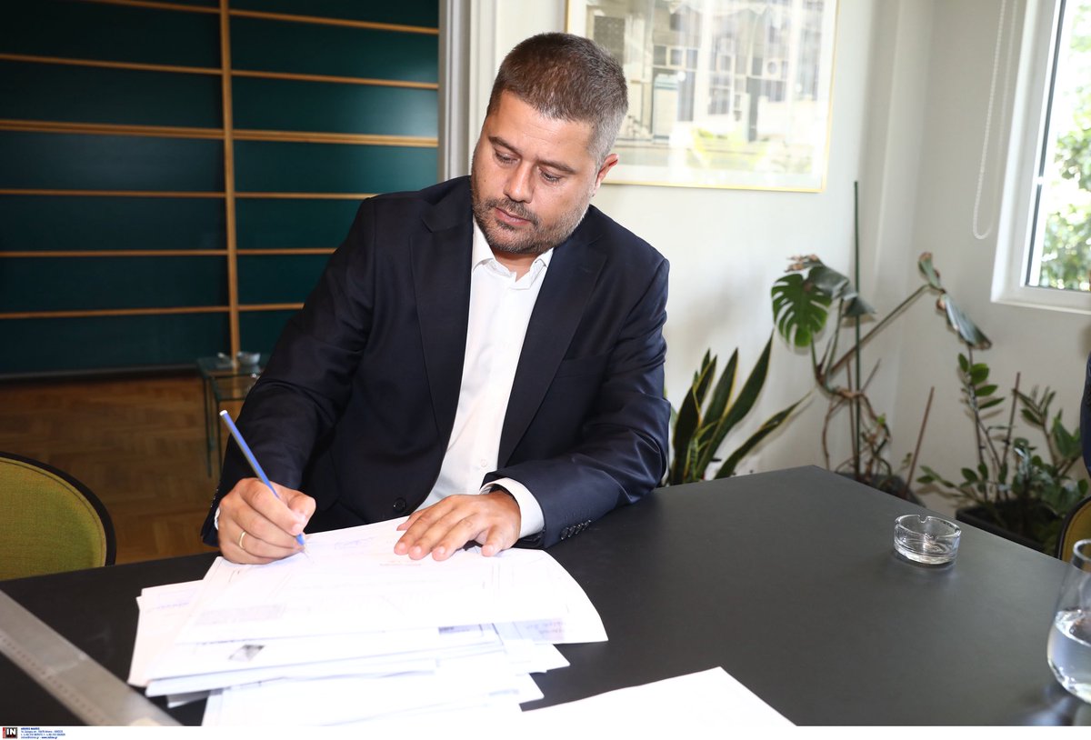 «Εθνική κληρονομιά» 🇬🇷

Η απόκτηση του αθλητικού κέντρου για τις ομάδες μας αποτελεί διαχρονική παρακαταθήκη και θεμέλιο λίθο του στρατηγικού προσανατολισμού μας, που άρχισε πριν από έναν χρόνο και συνεχίζεται αδιάλειπτα”. epo.gr/News.aspx?a_id… #presidentofhff #signed