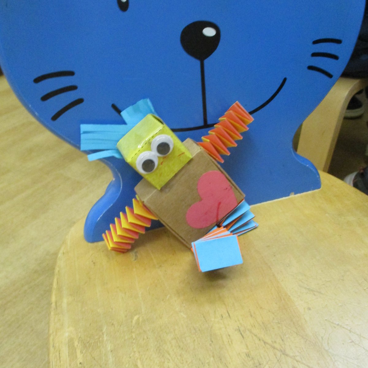 LancsLibraries's tweet image. Thank you to everyone who came along to #EuxtonLibrary to make moving robots for the #LancsReadingHeroes Challenge! It was a very busy event and great to see so much creativity in the making of the robots.