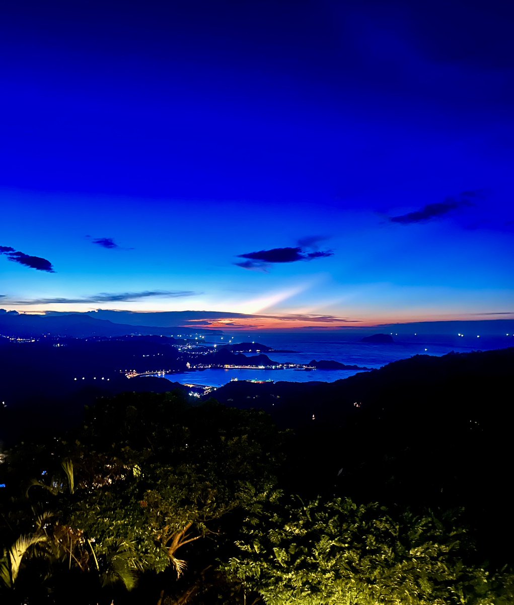 絵に書いたような、夕焼けだったのですが。

空はどこまでも、青くて広いね。