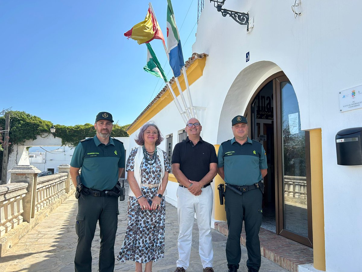 La subdelegada Blanca Flores ha visitado hoy Tahivilla y Facinas 📍. En Facinas acudió al cuartel de la Guardia Civil 👮‍♂️ para analizar necesidades en materia de seguridad. Compromiso con nuestras entidades locales.
#Tahivilla #Facinas #Cádiz