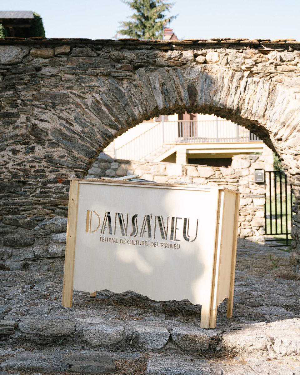🍃 Portem els escenaris als boscos i els boscos als escenaris 🍃

🪵 L’escenografia del Dansàneu és un homenatge al territori. Mitjançant troncs i branques reciclats del <a href="/pnaltpirineu/">Parc Natural de l'Alt Pirineu</a>, posem en valor els ecosistemes del nostre entorn i reforcem el compromís amb la sostenibilitat.