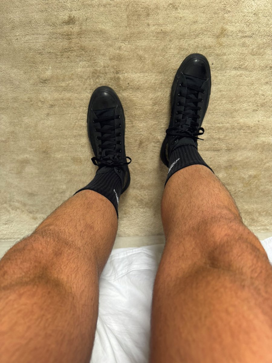 Black mono converse high tops 😏 #converse #hightops #legs