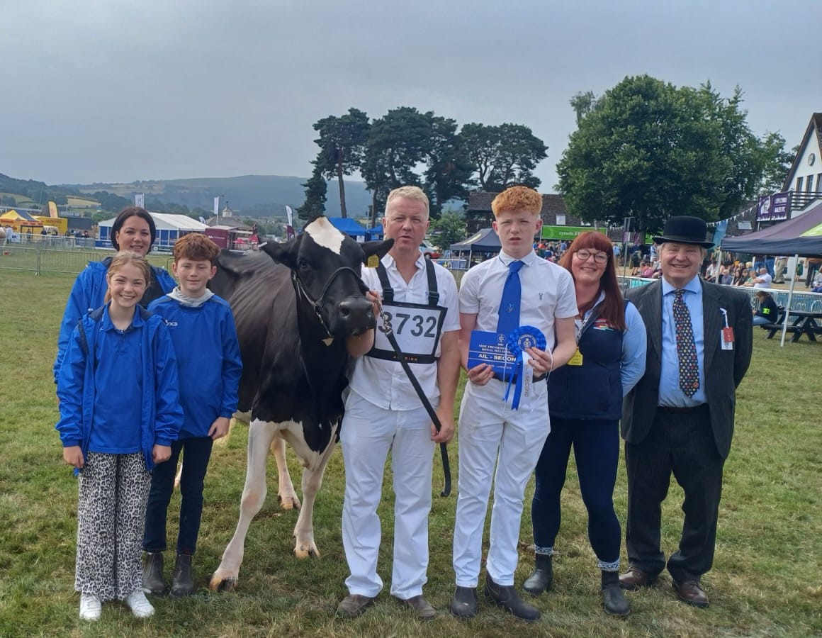 NMRgroup's tweet image. 🌟Flashback Friday🌟
Royal Welsh Show Inspection and Production Class - Congratulations to the Jones Family -  2nd place , Cilfeithy farm with Feithy Dealmaker Ruth. A fantastic achievement!
 #RoyalWelshShow #FlashbackFriday #LivestockShow #WelshFarming #DairyCattle #NMR