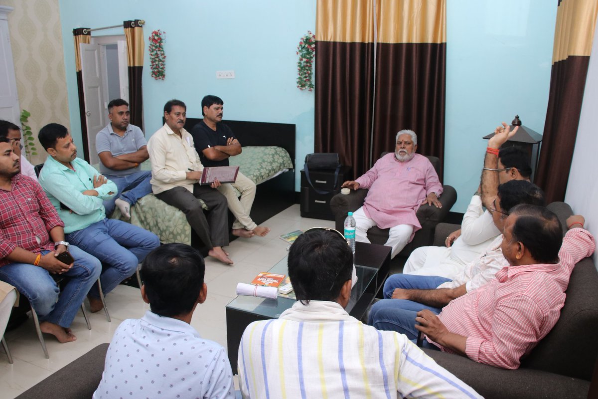 DrPremKrBihar's tweet photo. आज जिला अतिथि गृह सभागार, गयाजी में संगठन के कार्यकर्ताओं एवं स्थानीय लोगों के साथ बैठक कर जिले के विकास कार्यों पर विस्तृत चर्चा की।

जनहित के सुझावों और योजनाओं पर मिलकर काम करना ही वास्तविक प्रगति का मार्ग है।

#DrPremKumar #BiharVikas #GayaDevelopment #JanSamvad #BJPBihar #SahkaritaSeSamriddhi 

@BJP4India @BJP4Bihar