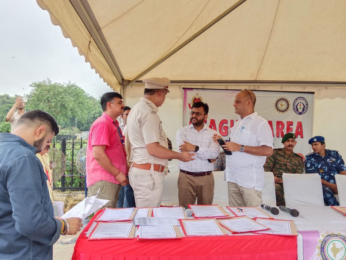 DMCentralDelhi's tweet photo. Exercise Suraksha Chakra, Mega Mock Drill simulating earthquake scenario: 
Central District has undertaken Mock Drills at five locations including Chemical Leakage and mass casualties for strengthening Disaster Preparedness #mockdrill @DDMA_official https://t.co/GGpbPAvnfI